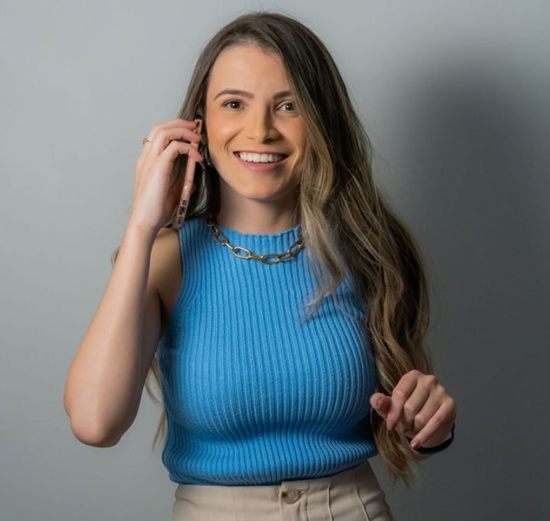 Consultora da Avançar Soluções atendendo pelo telefone
